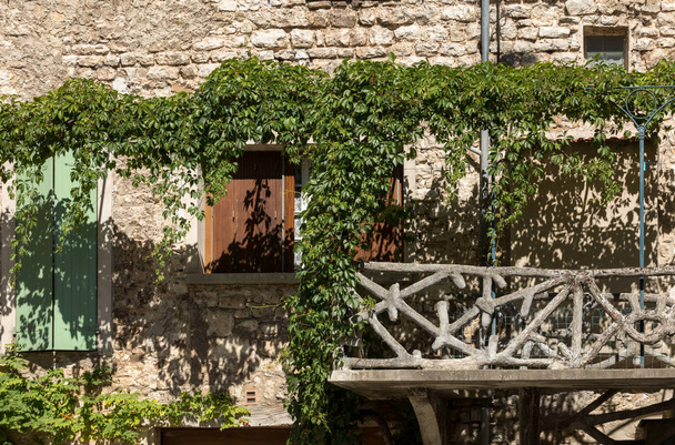 Fransa 'nın Provence bölgesindeki Vaucluse departmanı Sault' taki sarmaşıkla kaplanmış eski bir apartman.  - Fotoğraf, Görsel