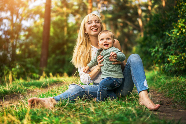 Happy mother with her little daughter playing outdoor - Foto, Imagen
