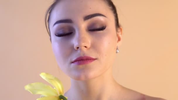 όμορφο κορίτσι με το λουλούδι κρίνων από Spa - Πλάνα, βίντεο