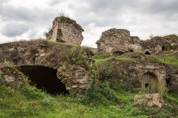 Old ruined Jazlowiec Yazlovets castle, Ternopil region, Ukraine - Zdjęcie, obraz
