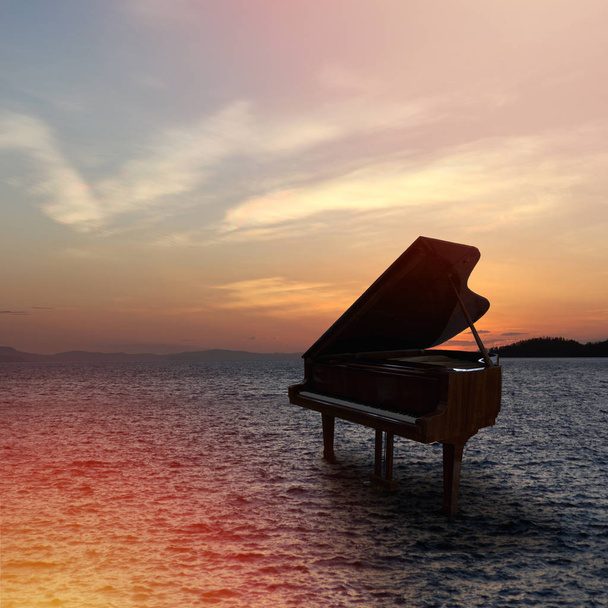 Piano extérieur tourné à la plage
 - Photo, image