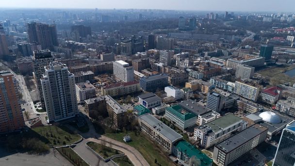 Widok z lotu ptaka powyżej krajobraz miasta Kijowa biznesu i przemysłu. - Zdjęcie, obraz