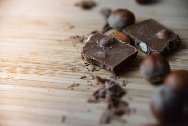Ραγισμένα σοκολάτα σωρό σε σκούρο φόντο με ρηχό βάθος πεδίου - Φωτογραφία, εικόνα