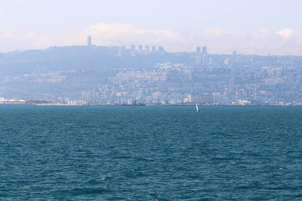 Haifa - a seaport in Israel, lies on the slopes of Mount Carmel on the Mediterranean coast  - Фото, изображение