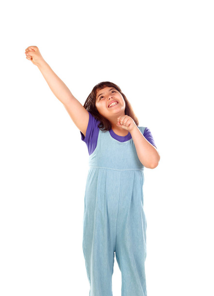 Cute usmívající se malá holčička něco slaví a zvedla ruce izolovaných na bílém pozadí - Fotografie, Obrázek