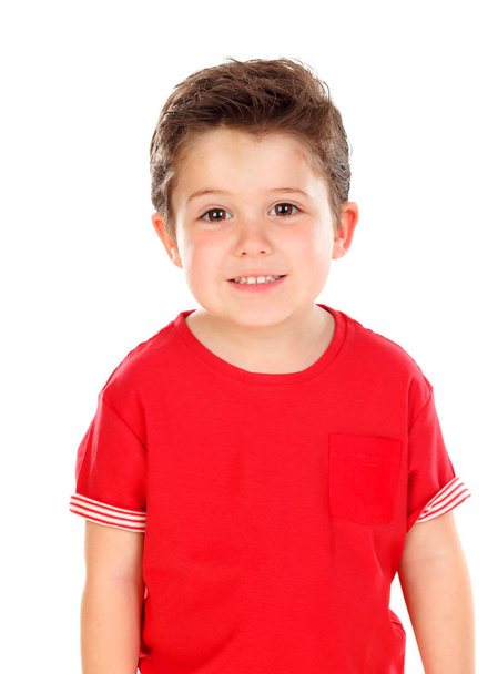 roztomilý šťastný chlapec v červené tričko pózuje izolovaných na bílém pozadí - Fotografie, Obrázek