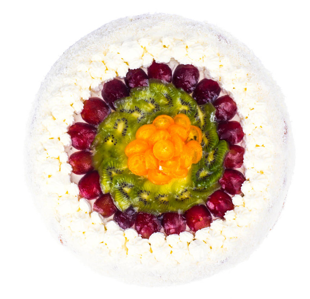 Pastel festivo casero decorado con crema batida y fruta en gelatina
 - Foto, Imagen