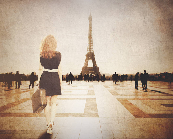 Rusovláska žena s kufrem přijeď do Paříže - Fotografie, Obrázek