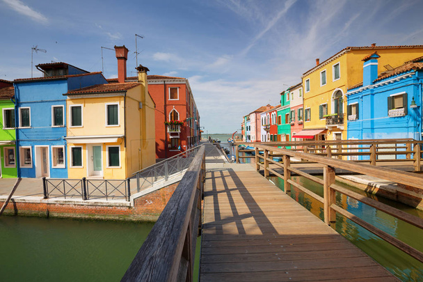 Barevná architektura slunečný ostrov Burano, turistickou atrakcí v Benátkách, který ukazuje harmonie, radostný přístup a životní styl - Fotografie, Obrázek