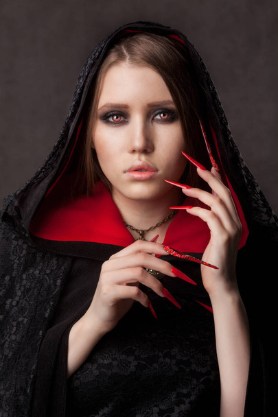 Портрет в винтажном стиле молодой красивой женщины-вампира с готическим макияжем на Хэллоуин
 - Фото, изображение