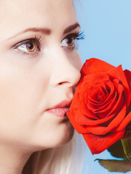 Beautiful blonde woman holding red rose - Foto, Bild