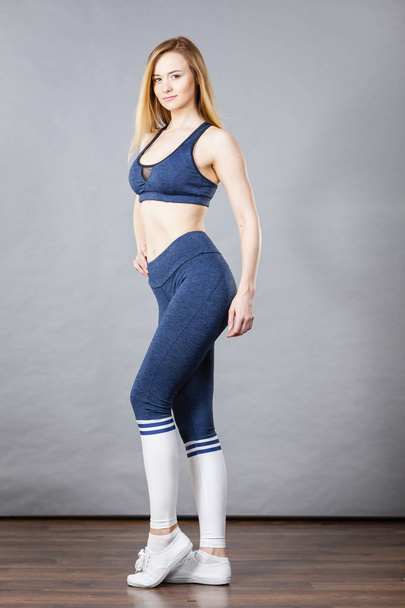 Woman wearing sporty workout outfit - Foto, afbeelding