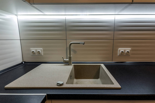 Γρανίτης βρύση νεροχύτη και το νερό σε νέα μοντέρνα κουζίνα εσωτερικό - Φωτογραφία, εικόνα