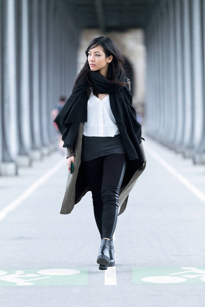 Bella asiatica giovane donna che cammina e cerca la vista in strada
. - Foto, immagini