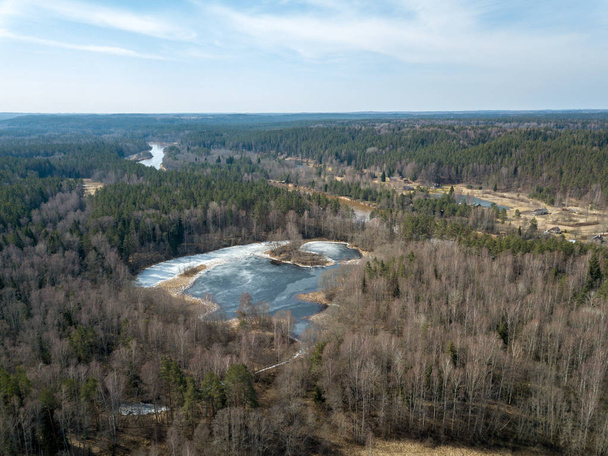 image de drone. vue aérienne de la rivière forestière au printemps. Gauja, Latvi
 - Photo, image