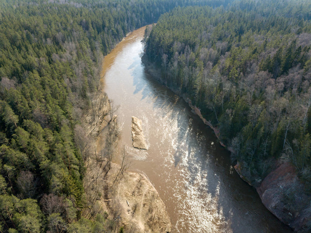 Drohnenbild. Luftaufnahme des Waldflusses im Frühling. gauja, latvi - Foto, Bild