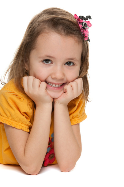 Smiling little girl in a yellow shirt - Foto, afbeelding