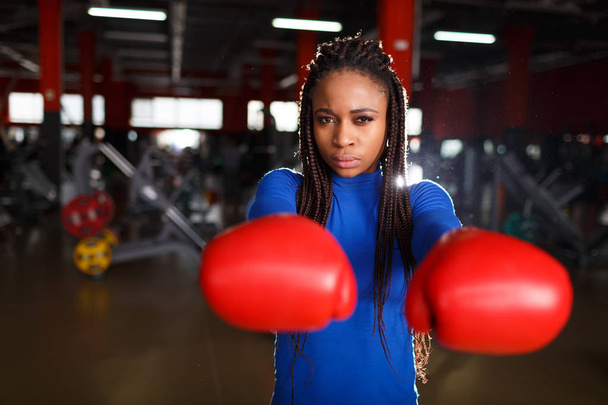 African beautiful female boxer is training - Foto, imagen
