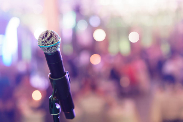 Primer plano micrófono en el escenario en la sala de conciertos restaurante o sala de conferencias. Fondo borroso. Copiar espacio
 - Foto, imagen
