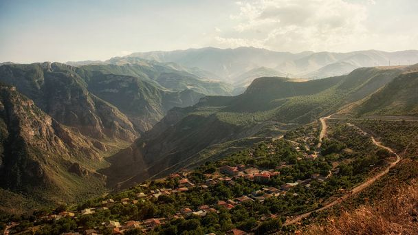 Небольшая деревня между горами в Армении
 - Фото, изображение