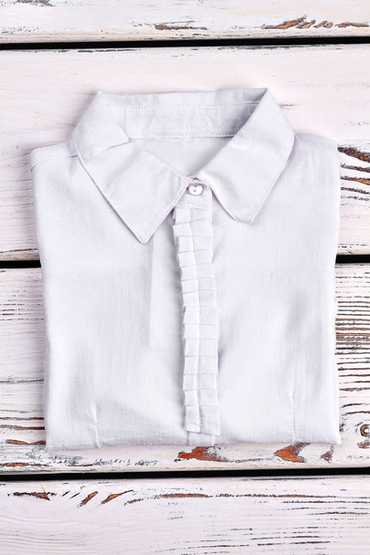 Нова складена біла бавовняна сорочка для дівчаток
. - Фото, зображення
