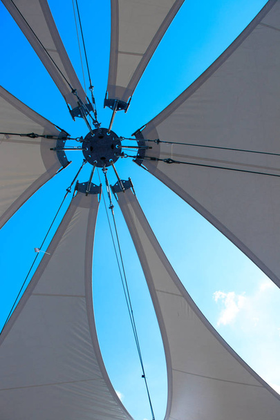 Mavi bulutlu gökyüzü ile beyaz tente - Fotoğraf, Görsel
