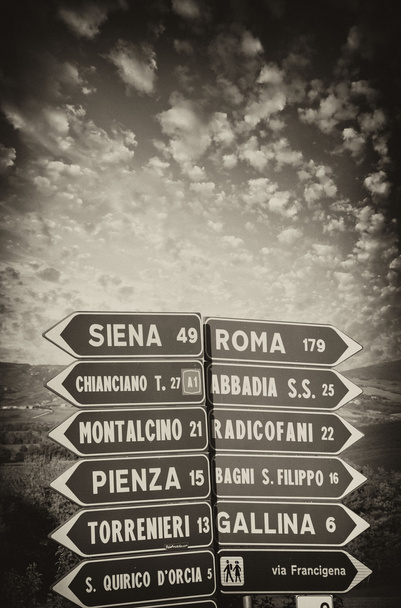 Señales de tráfico que apuntan a diferentes direcciones en Toscana
 - Foto, Imagen