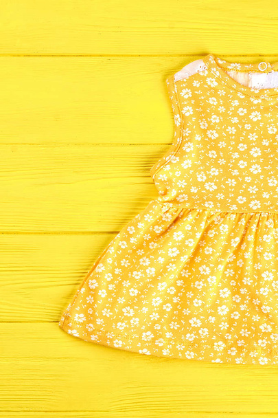 Baby-Mädchen gelb bedrucktes Top. - Foto, Bild