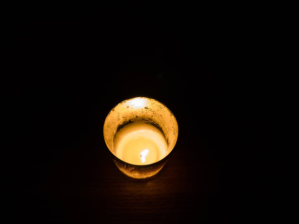 Kynttilä tumma puinen pöytä
 - Valokuva, kuva