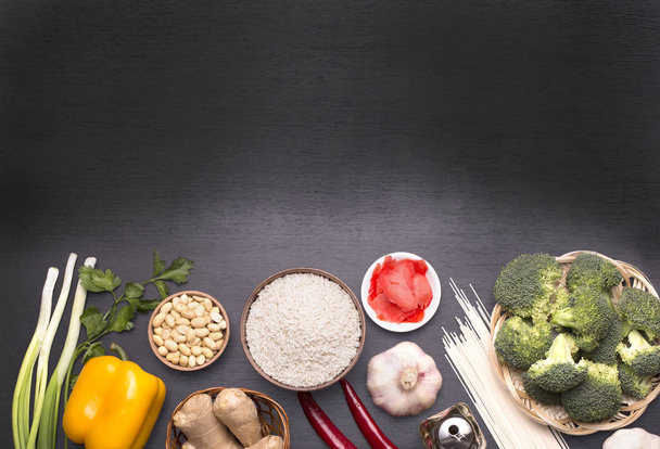 Kínai élelmiszer alapanyagokat, zöldség és dió. - Fotó, kép