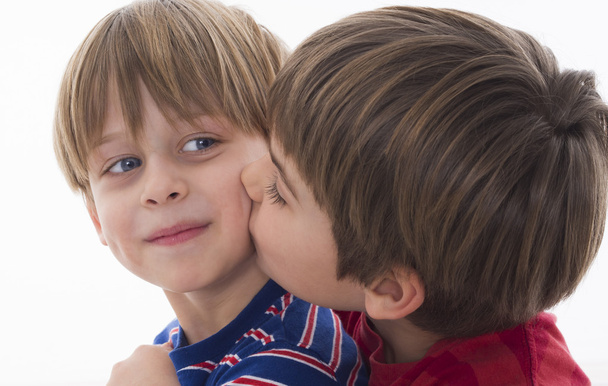 Fratello bacia il più giovane
 - Foto, immagini