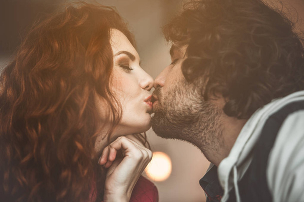 Feliz joven hombre y mujer besándose
 - Foto, Imagen
