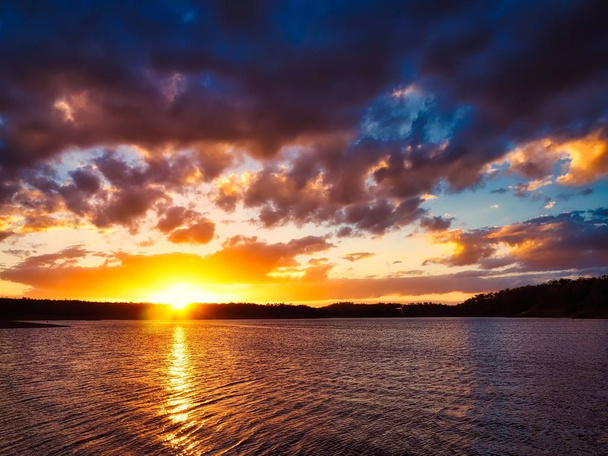 Krásný západ slunce na jezeře Boondooma, Queensland, Austrálie  - Fotografie, Obrázek