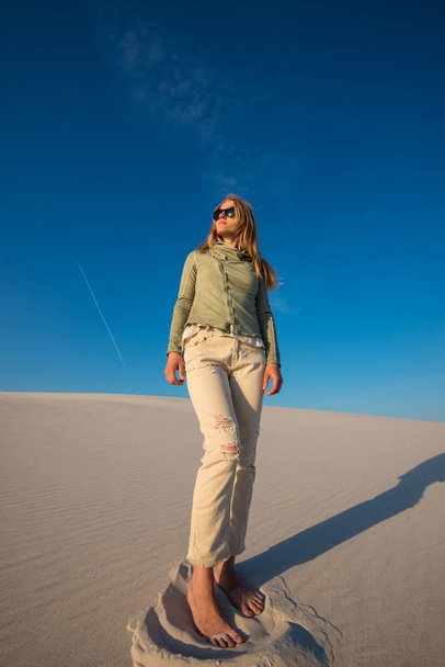 Beautiful young woman, blonde is walking along desert - Fotografie, Obrázek