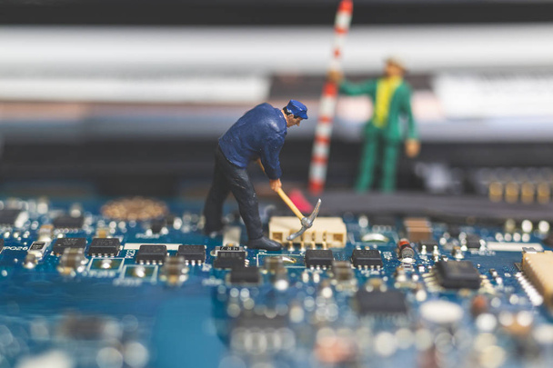 Мініатюрні люди: робітнича команда інженерів ремонтує клавіатуру c
 - Фото, зображення
