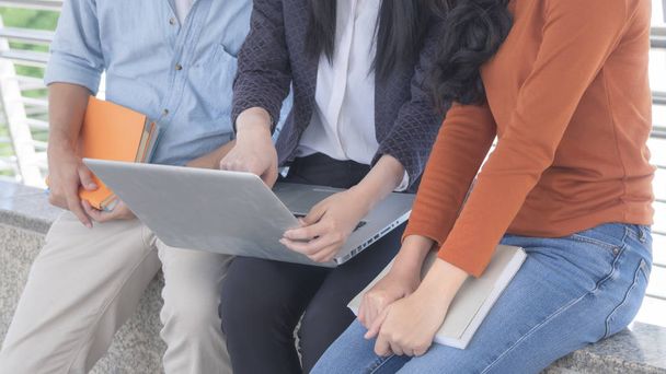 computer portatile e gruppo di tre persone analizzano i dati o colloquio di lavoro richiedente mentre punta sul monitor dello schermo. sfondo sfocato orizzontale
 - Foto, immagini
