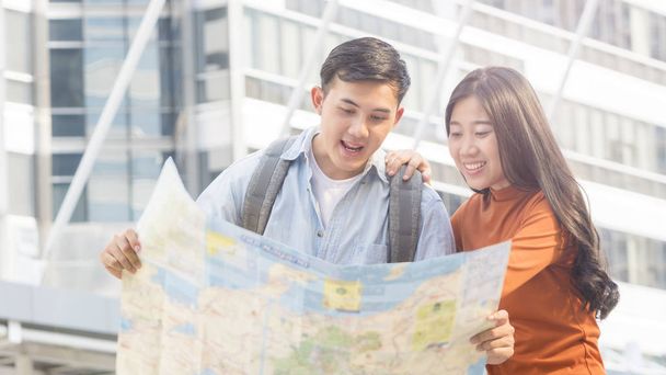Reisende Paare verwenden generische lokale Karte und sprechen in städtischen Städten. Flitterwochen-Reise, Urlaubsreisekonzept. - Foto, Bild