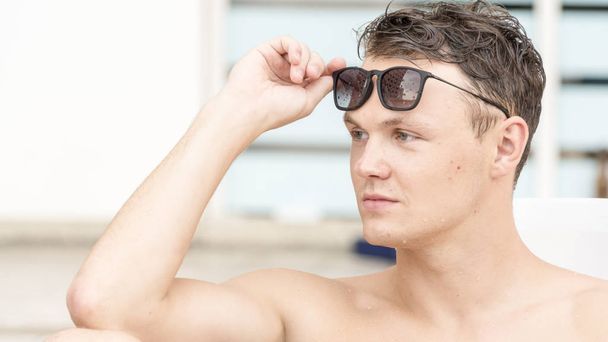 bell'uomo in topless con occhiali da sole
 - Foto, immagini