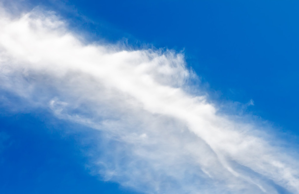 Fehér felhő a kék égen - Fotó, kép