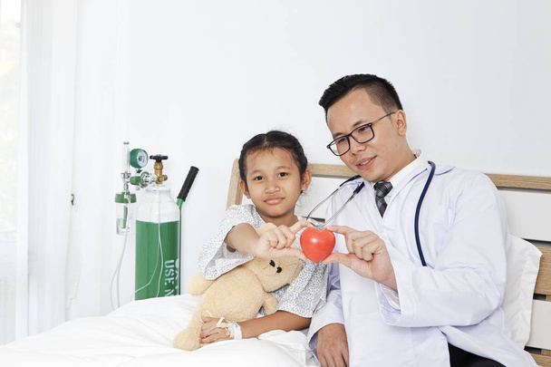 子供女の子患者と医師  - 写真・画像