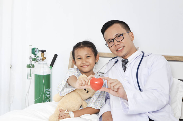 lekarz z pacjentem dziewczyna dziecko  - Zdjęcie, obraz