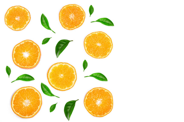 Rodajas de naranja o mandarina con hojas aisladas sobre fondo blanco con espacio para copiar el texto. Piso tendido, vista superior
 - Foto, Imagen