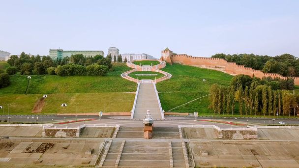 Pohled na Kreml Nižnij Novgorod a Па́влович schodiště. Při východu slunce. Nižnij Novgorod, Rusko  - Fotografie, Obrázek