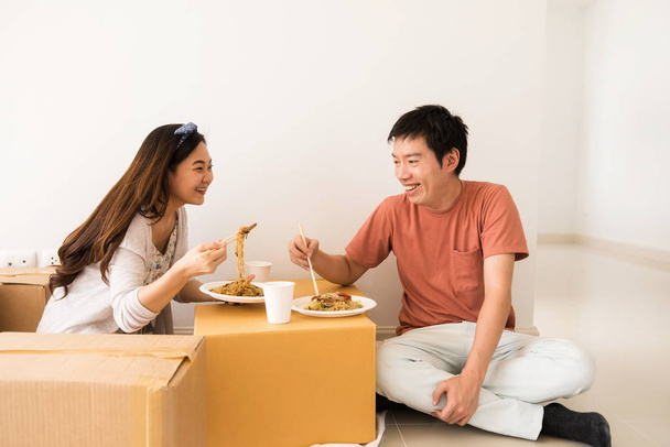 couple manger nouilles à nouveau déménagement maison
 - Photo, image