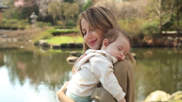 moeder en kind in park - Video