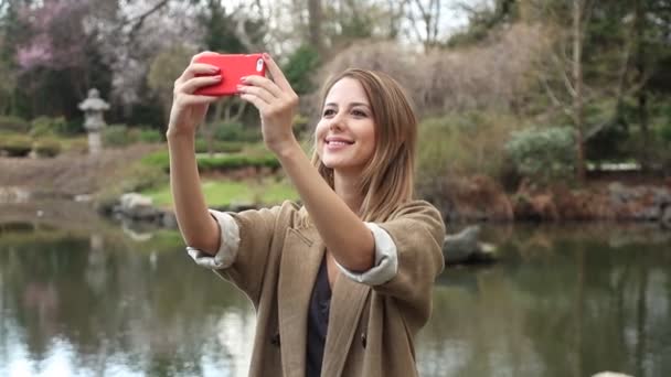 Fiatal vöröshajú nő, ami a selfie - Felvétel, videó