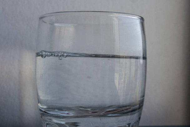 szklanka wody na białym tle - Zdjęcie, obraz