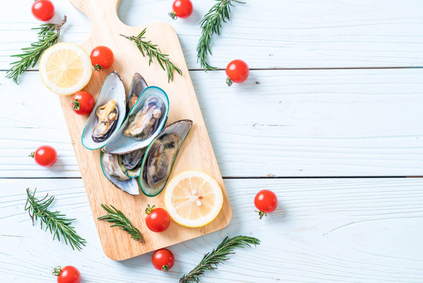 fresh mussels on wooden board - Foto, immagini
