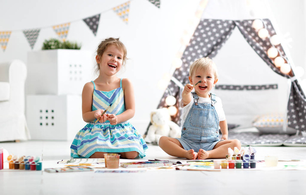 šťastné děti zábavné Malování barvou - Fotografie, Obrázek