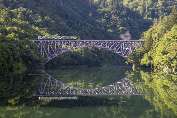 Ligne de chemin de fer et rivière Tadami en saison estivale
  - Photo, image